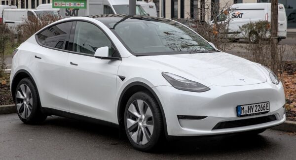 Conducente si schianta con una Tesla Model Y