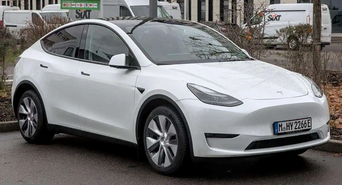 Conducente si schianta con una Tesla Model Y