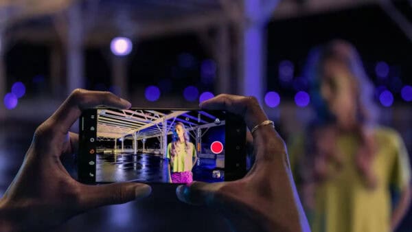 caricare-lo-smartphone-di-notte-cosa-succede-ai-nostri-device