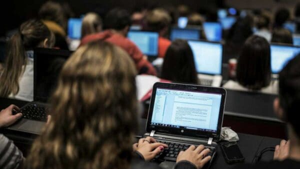 ChatGPT batte gli studenti, l'AI supera l'esame di maturità
