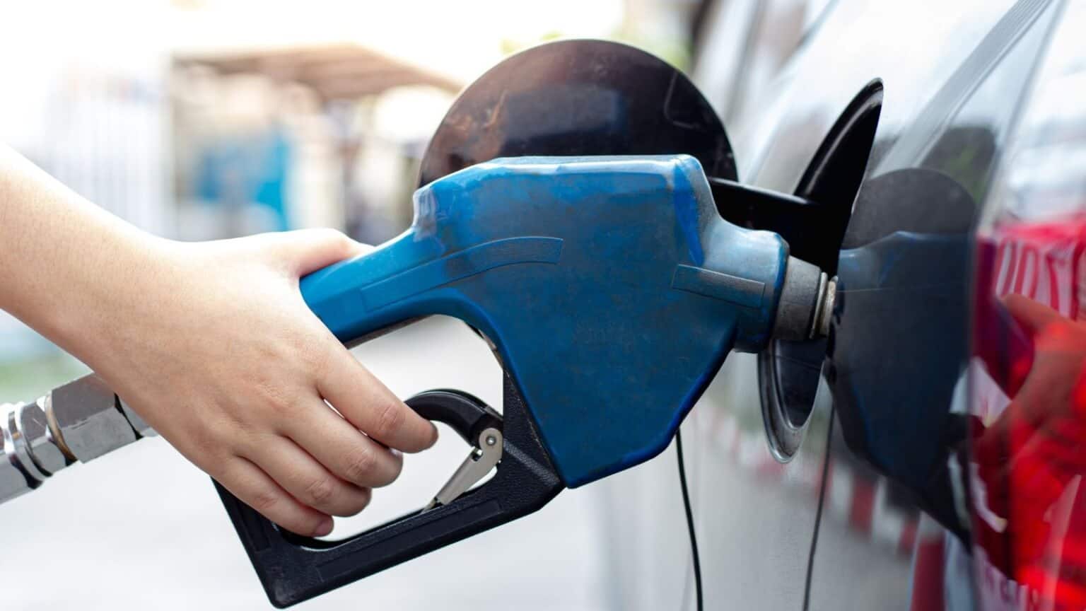 Benzina e diesel, che occasione ai rifornimenti: costi sempre più bassi