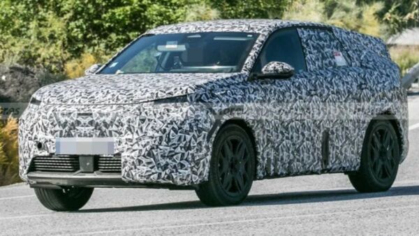 Peugeot 3008 nuove foto spia