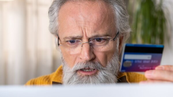 Truffe, denaro sparito dal conto corrente in questo modo, utenti in crisi