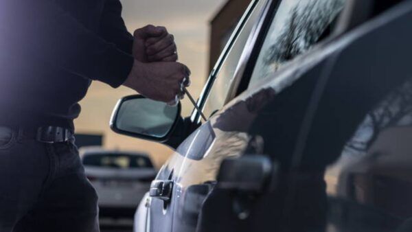 Auto elettriche, GRANDE PERICOLO da evitare: ecco cosa rubano