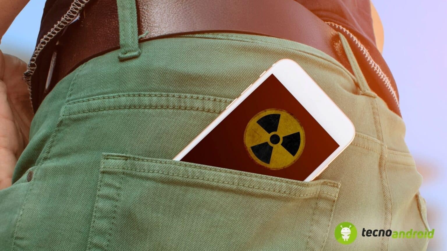 smartphone in tasca