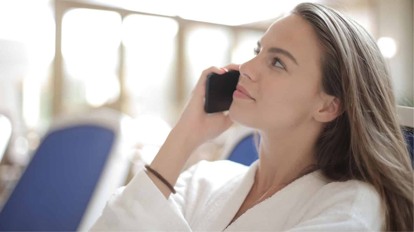 kena - dettaglio Ragazza che parla allo smartphone