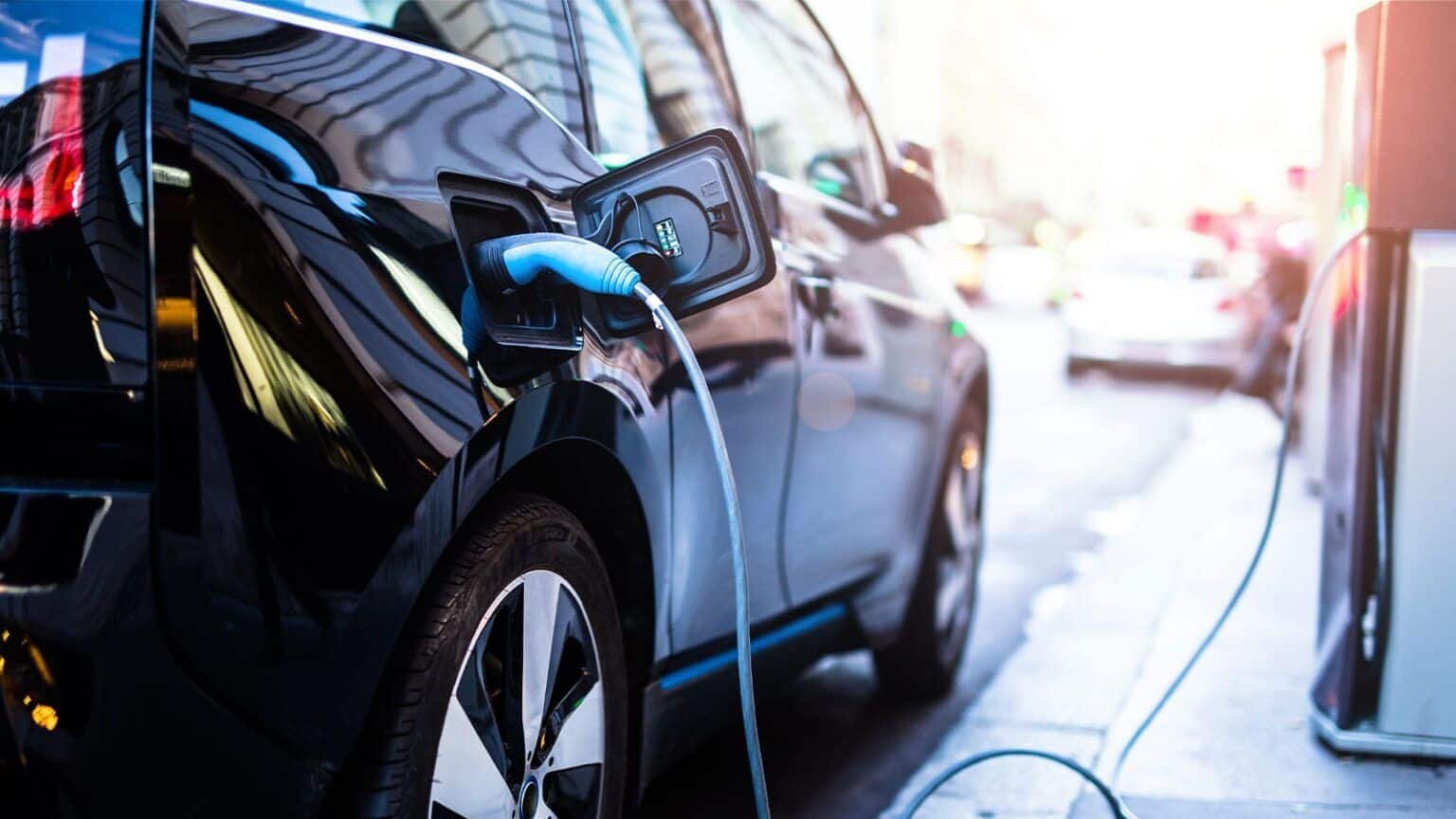 Tra 10 anni un italiano su tre avrà un'auto elettrica