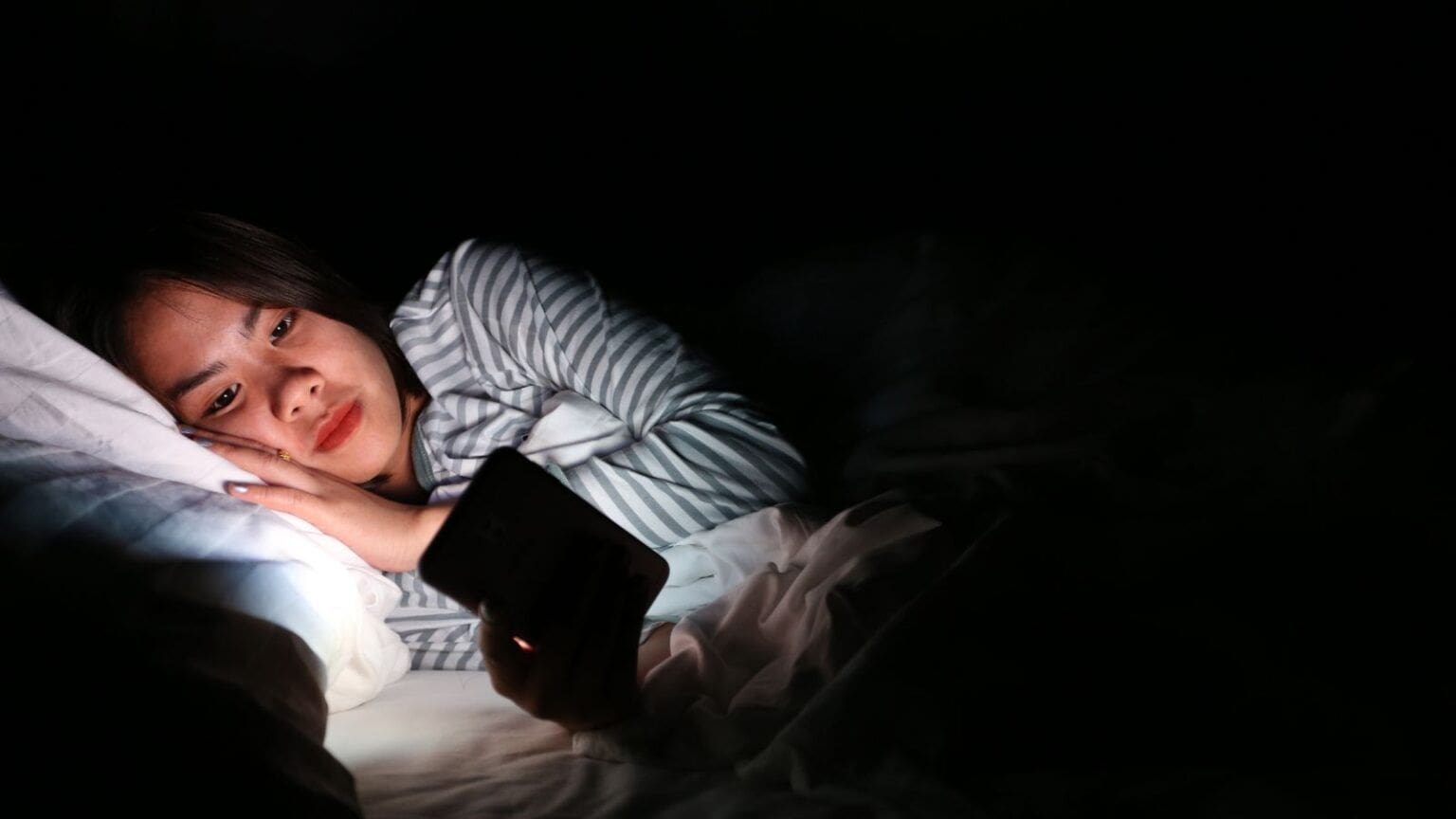 Smartphone, non caricatelo di notte, è PERICOLOSO e rischiate questo