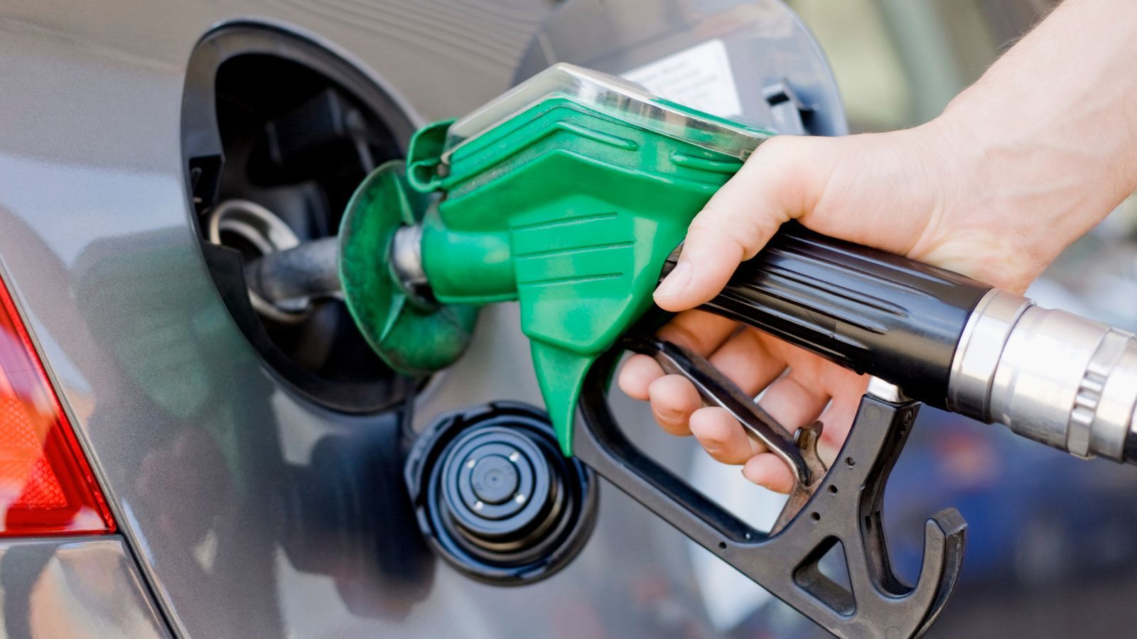 Benzina e Diesel, i prezzi AUMENTANO ed il governo ci GUADAGNA
