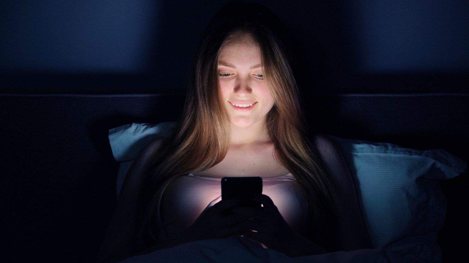 Smartphone in carica di notte, il pericolo è in agguato, ecco cosa si rischia