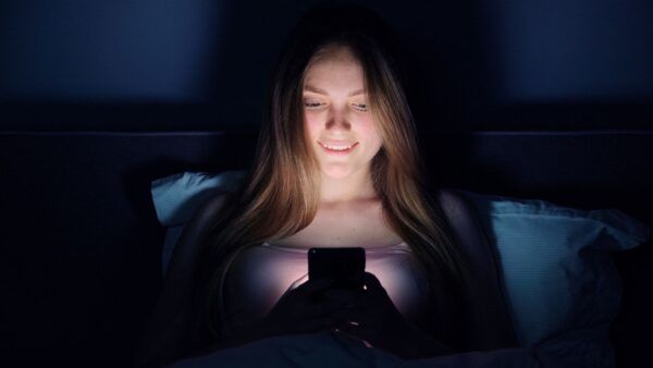 Smartphone in carica di notte, il pericolo è in agguato, ecco cosa si rischia