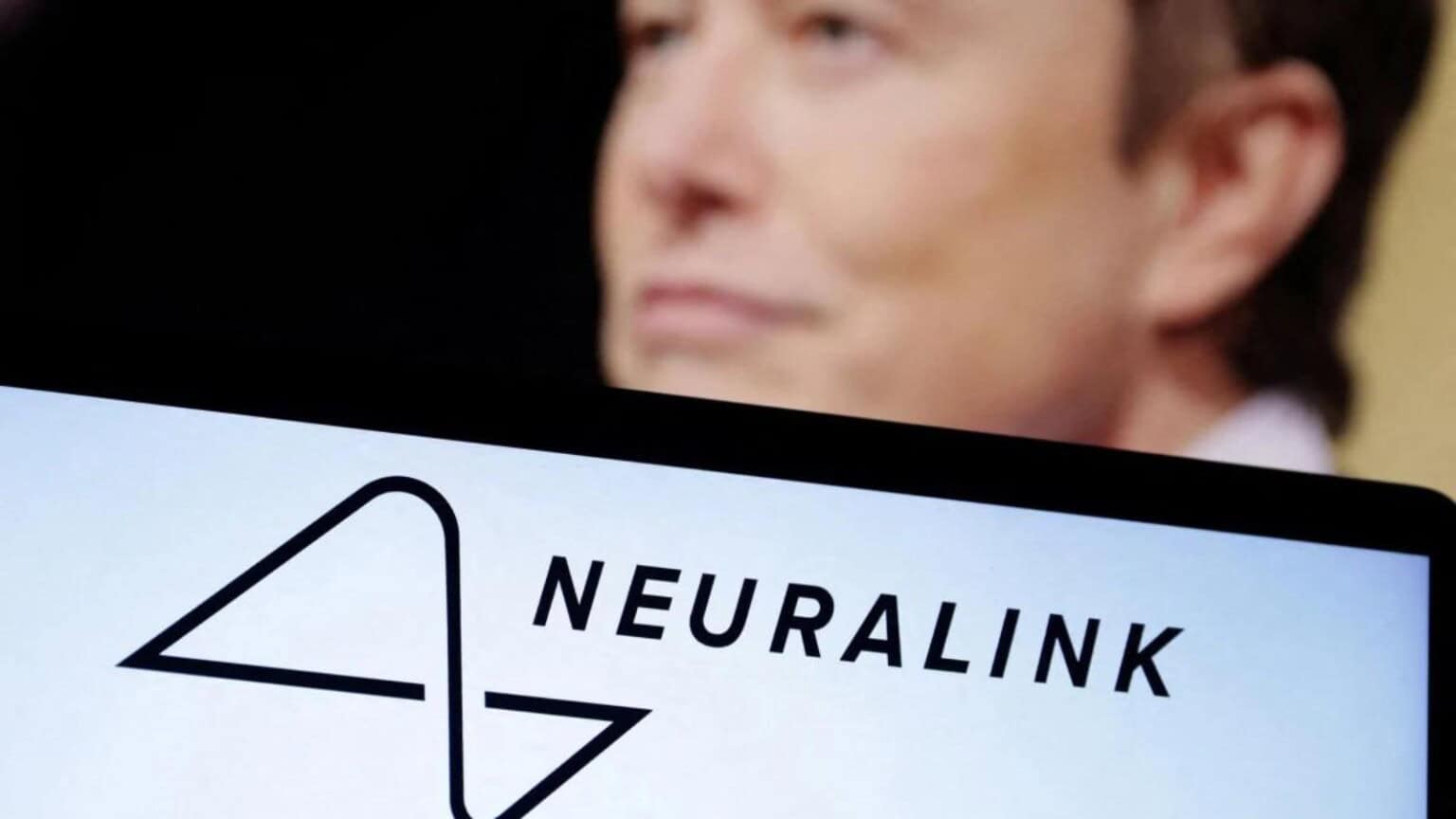 Neuralink, partono i TEST sull'uomo con l'interfaccia neurale
