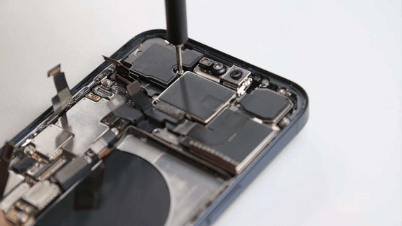 L'iPhone 15 Pro Max è stato smontato, scoperto cosa c'è dentro