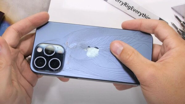iPhone 15 Pro, i test di resistenza svelano la forza del TITANIO