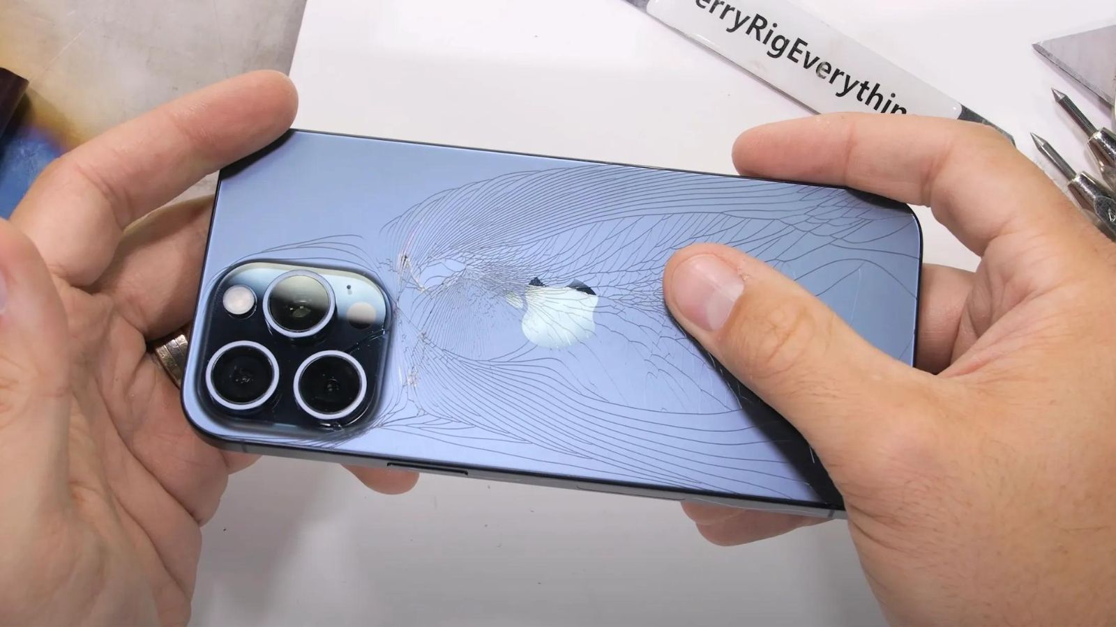iPhone 15 Pro, i test di resistenza svelano la forza del TITANIO 