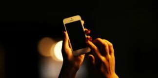 Smartphone in CARICA di NOTTE, rischiate l'INCENDIO se sbagliate questo