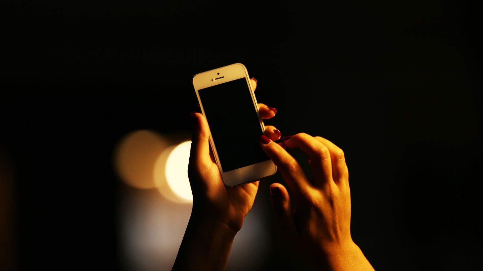 Smartphone in CARICA di NOTTE, rischiate l'INCENDIO se sbagliate questo