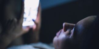 Smartphone in CARICA di notte, ERRORE assurdo compiuto da TUTTI gli utenti