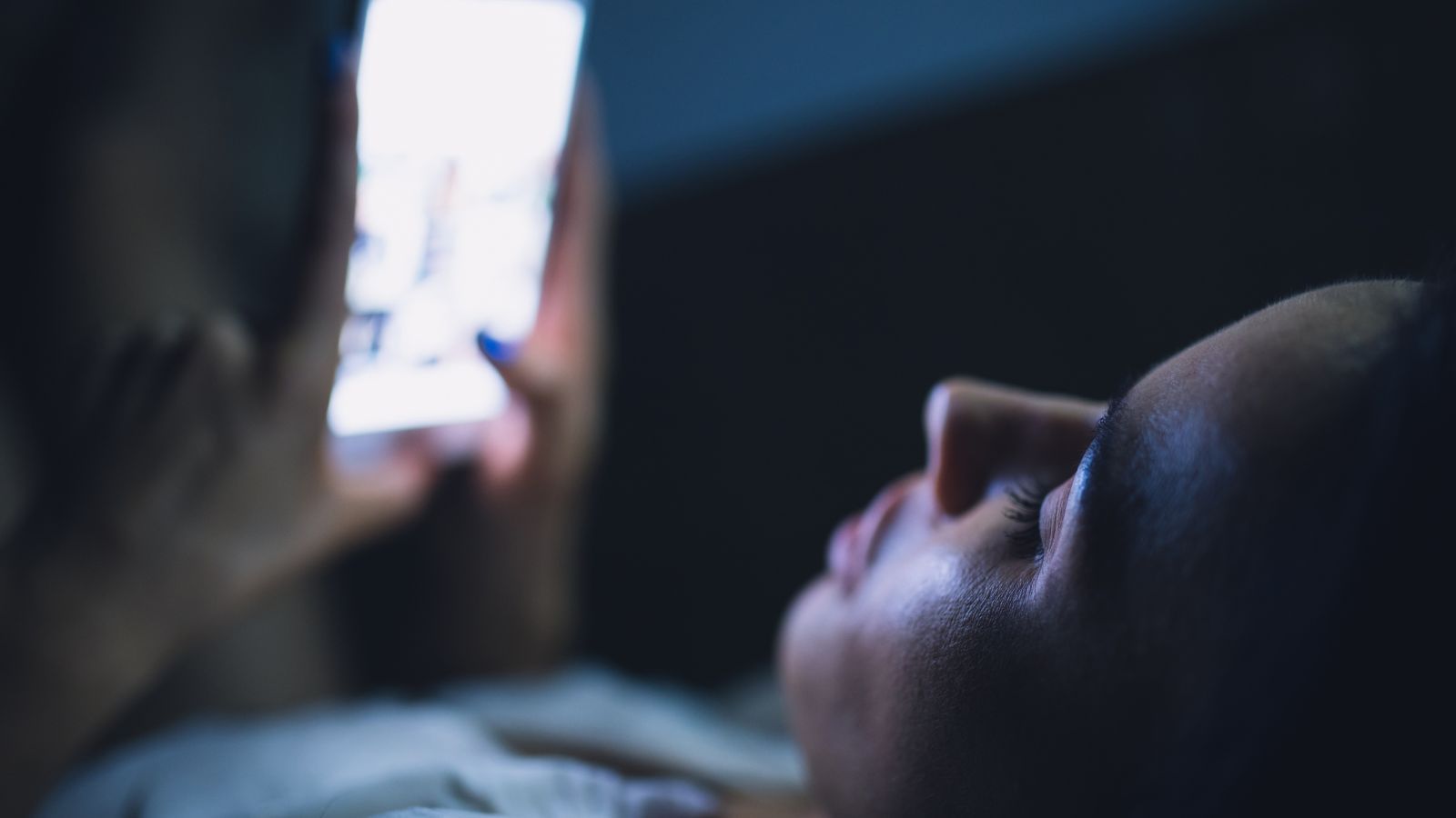 Smartphone in CARICA di notte, ERRORE assurdo compiuto da TUTTI gli utenti