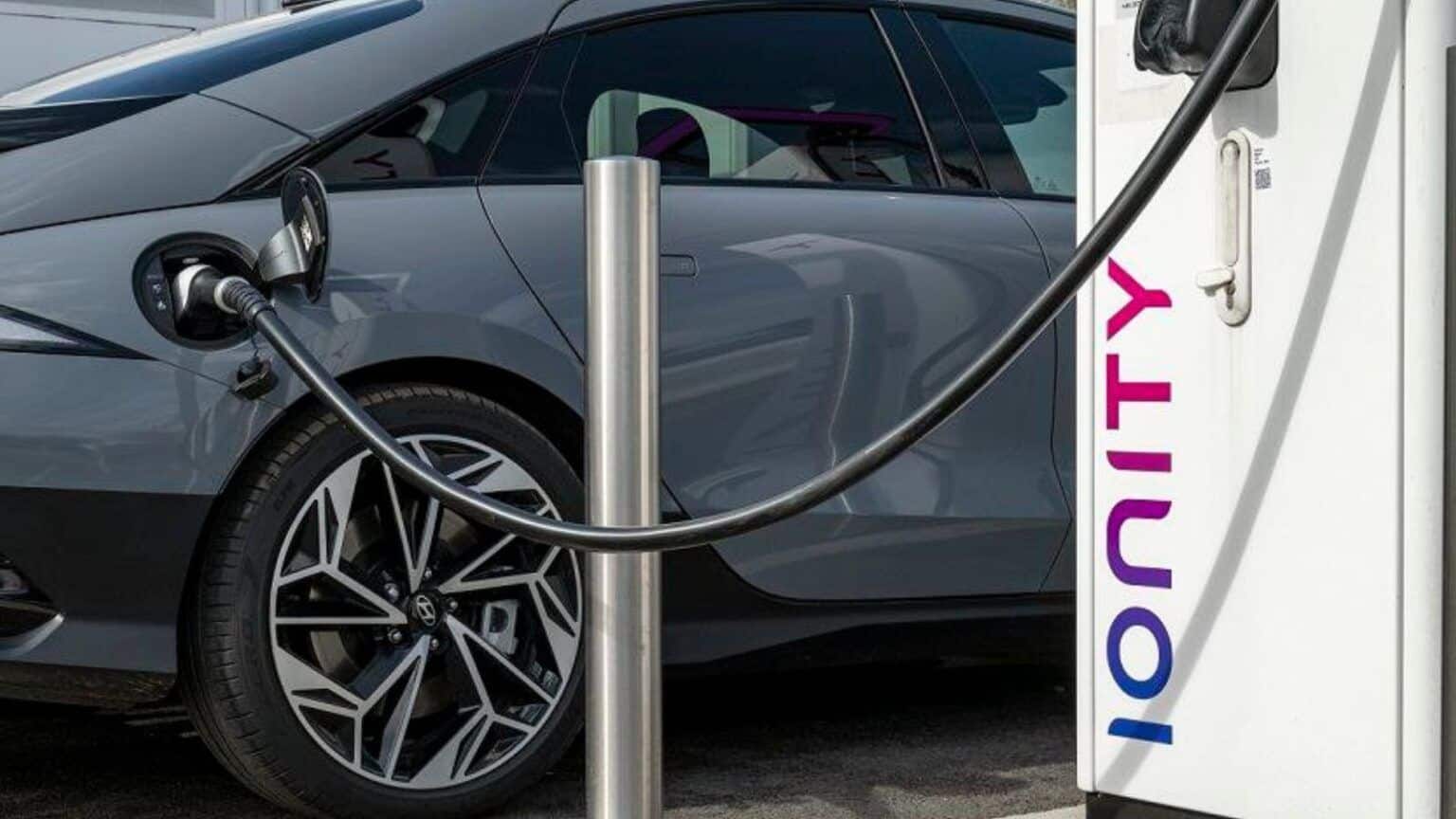 Hyundai, disponibile in Italia la funzione Plug&Charge
