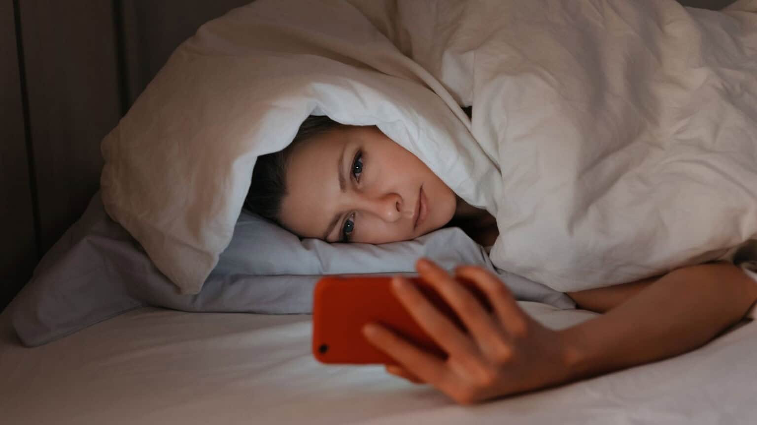 NON ricaricate lo SMARTPHONE di NOTTE, ecco cosa rischiate