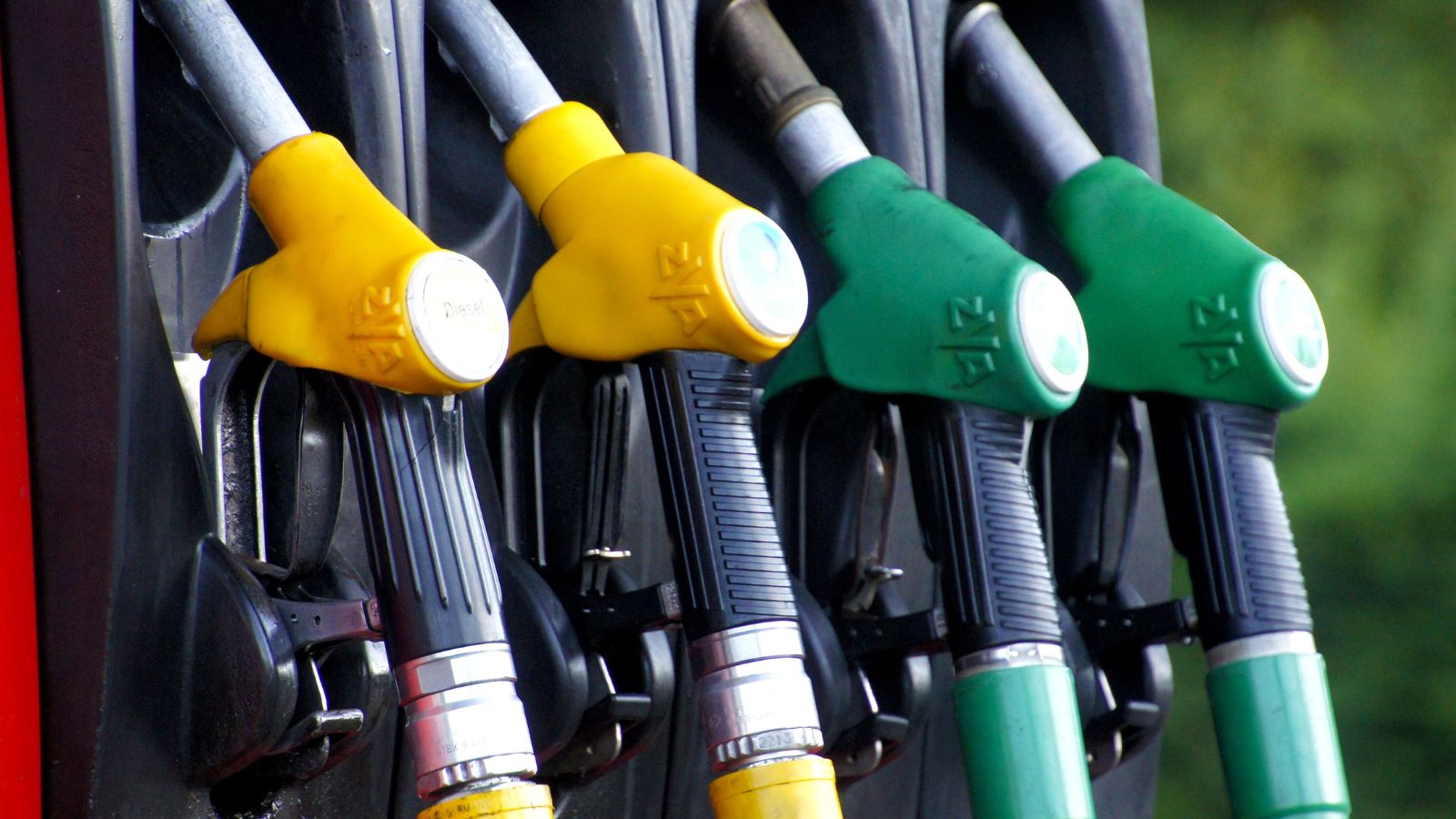Prezzi benzina e diesel, AUMENTI inarrestabili e utenti DISPERATI