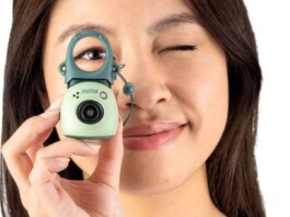 Fujifilm INSTAX Pal, la fotocamera digitale che sta nel palmo di una mano