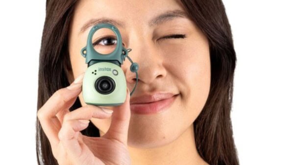 Fujifilm INSTAX Pal, la fotocamera digitale che sta nel palmo di una mano