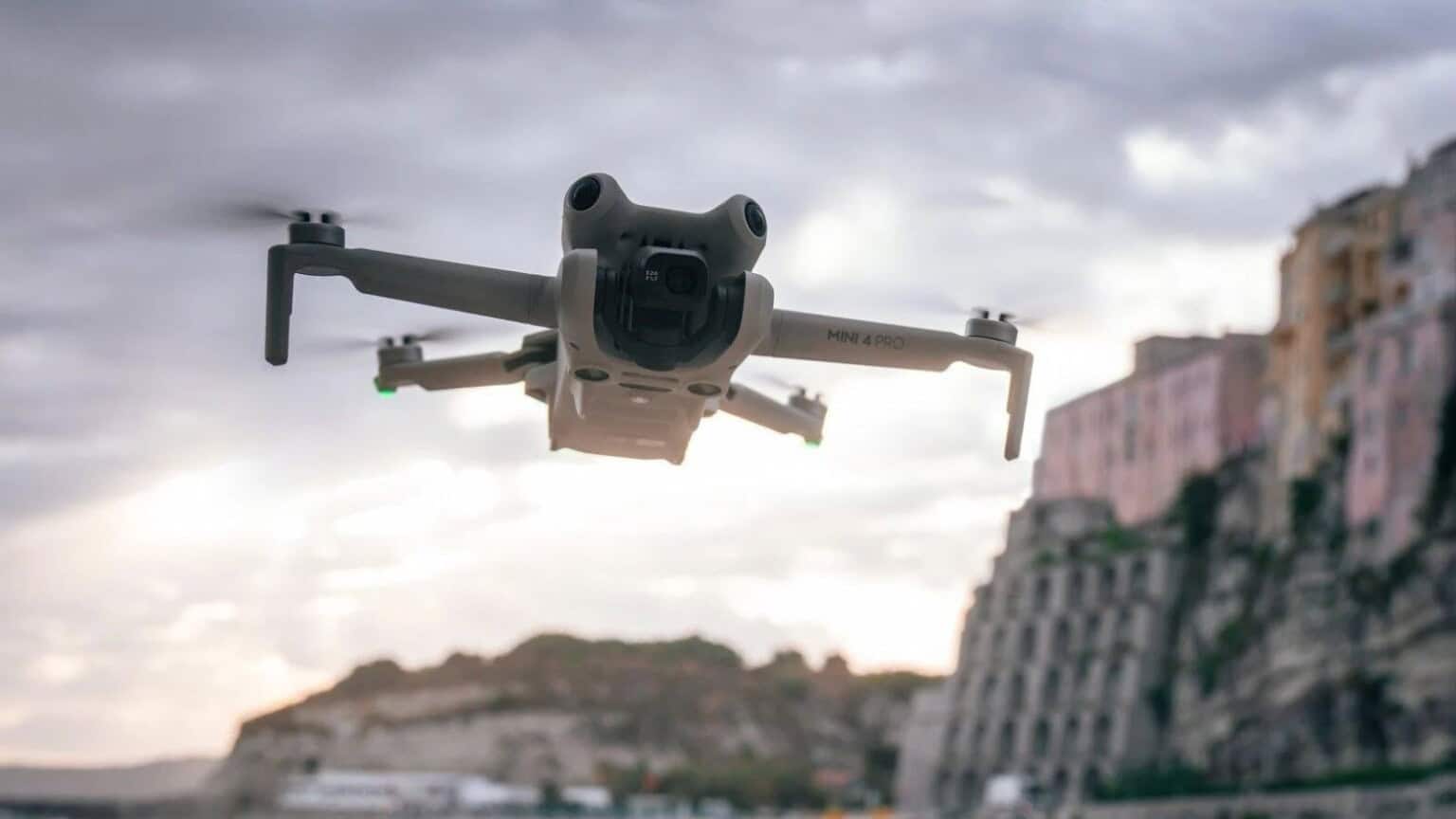 DJI Mini 4 Pro, il drone da meno di 250 grammi con rilevamento degli ostacoli