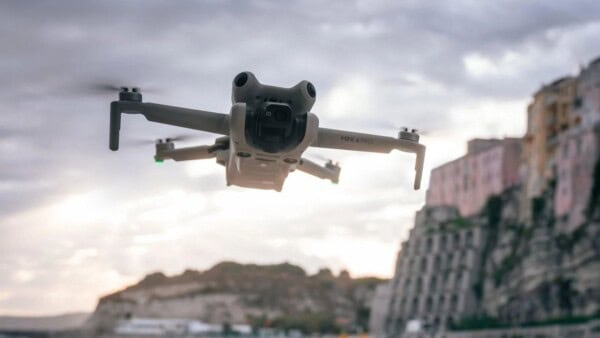 DJI Mini 4 Pro, il drone da meno di 250 grammi con rilevamento degli ostacoli