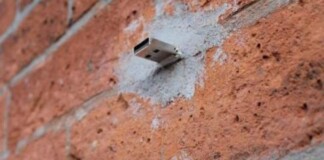 Dead Drops chiavette USB tra i muri