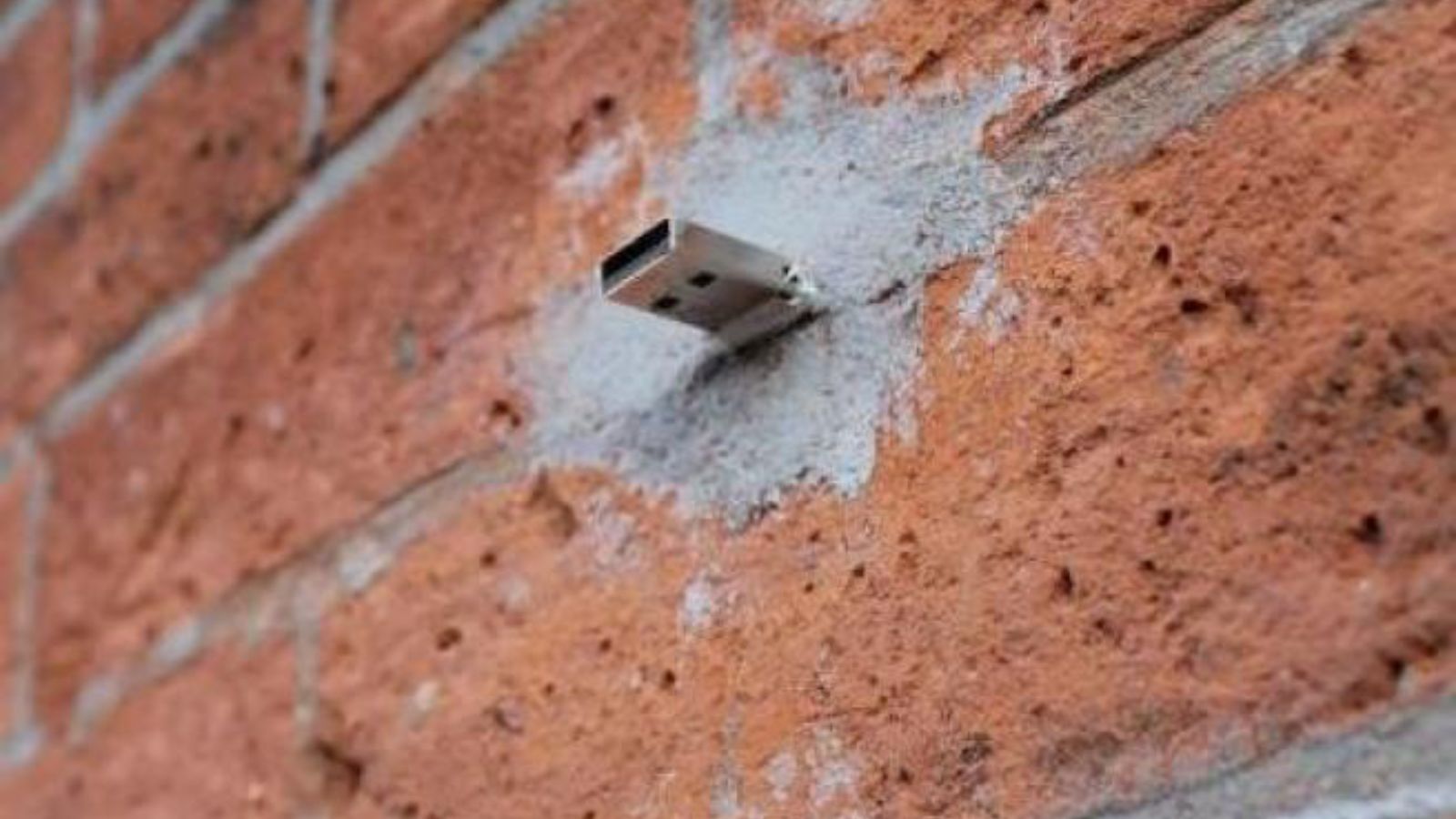Dead Drops chiavette USB tra i muri