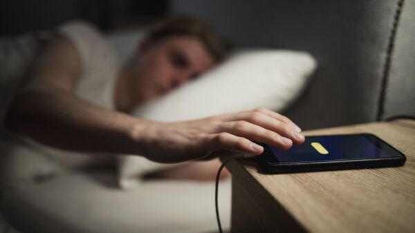 Lasciare lo smartphone in carica di notte, il PERICOLO da evitare