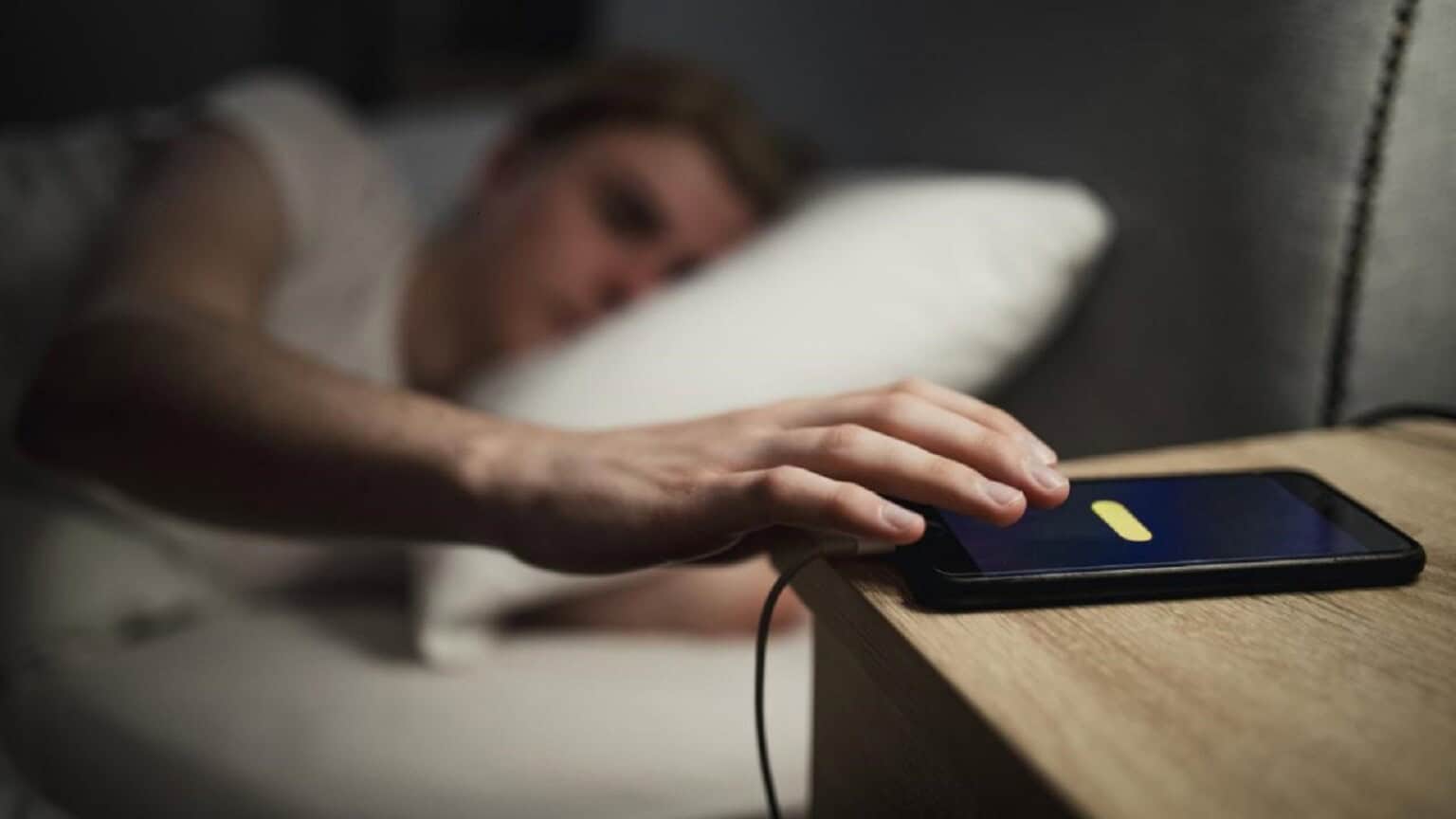 Costo del consumo dello smartphone lasciato in carica durante la notte
