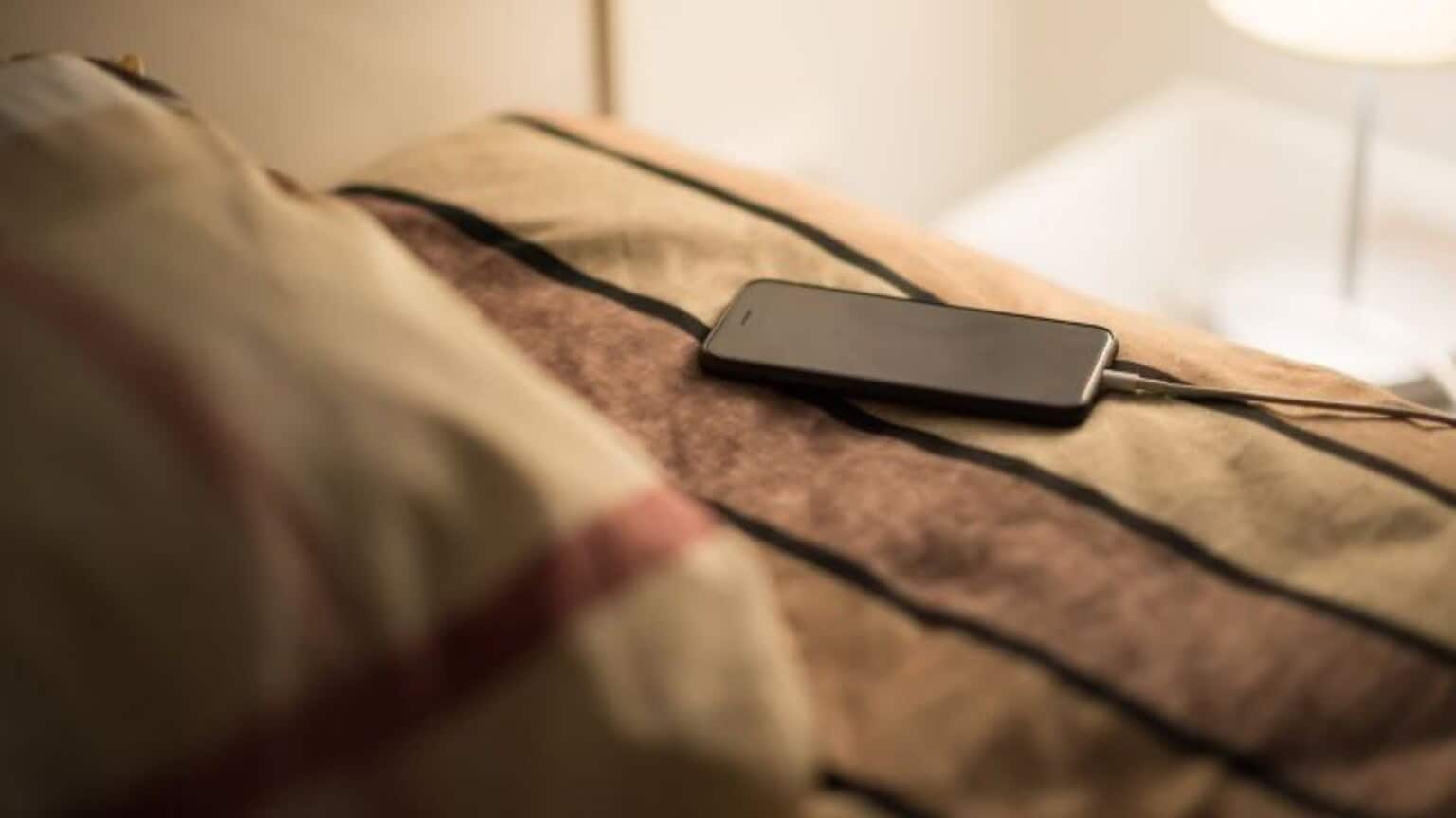 Ricaricare lo smartphone di notte è pericolosissimo