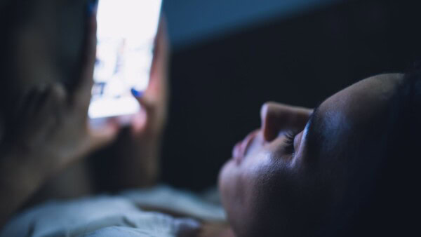 Smartphone in ricarica di NOTTE, abitudine PERICOLOSA e da NON FARE
