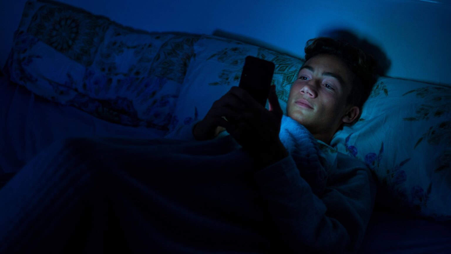 Ricaricare lo smartphone di NOTTE è PERICOLOSO, ecco il motivo