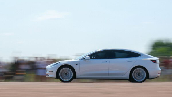 Tesla Model 3 è INDISTRUTTIBILE, riesce a salvare VITE nel conflitto in Israele