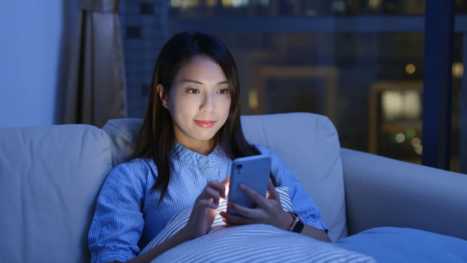 Ricaricare lo smartphone di NOTTE è il più grande errore