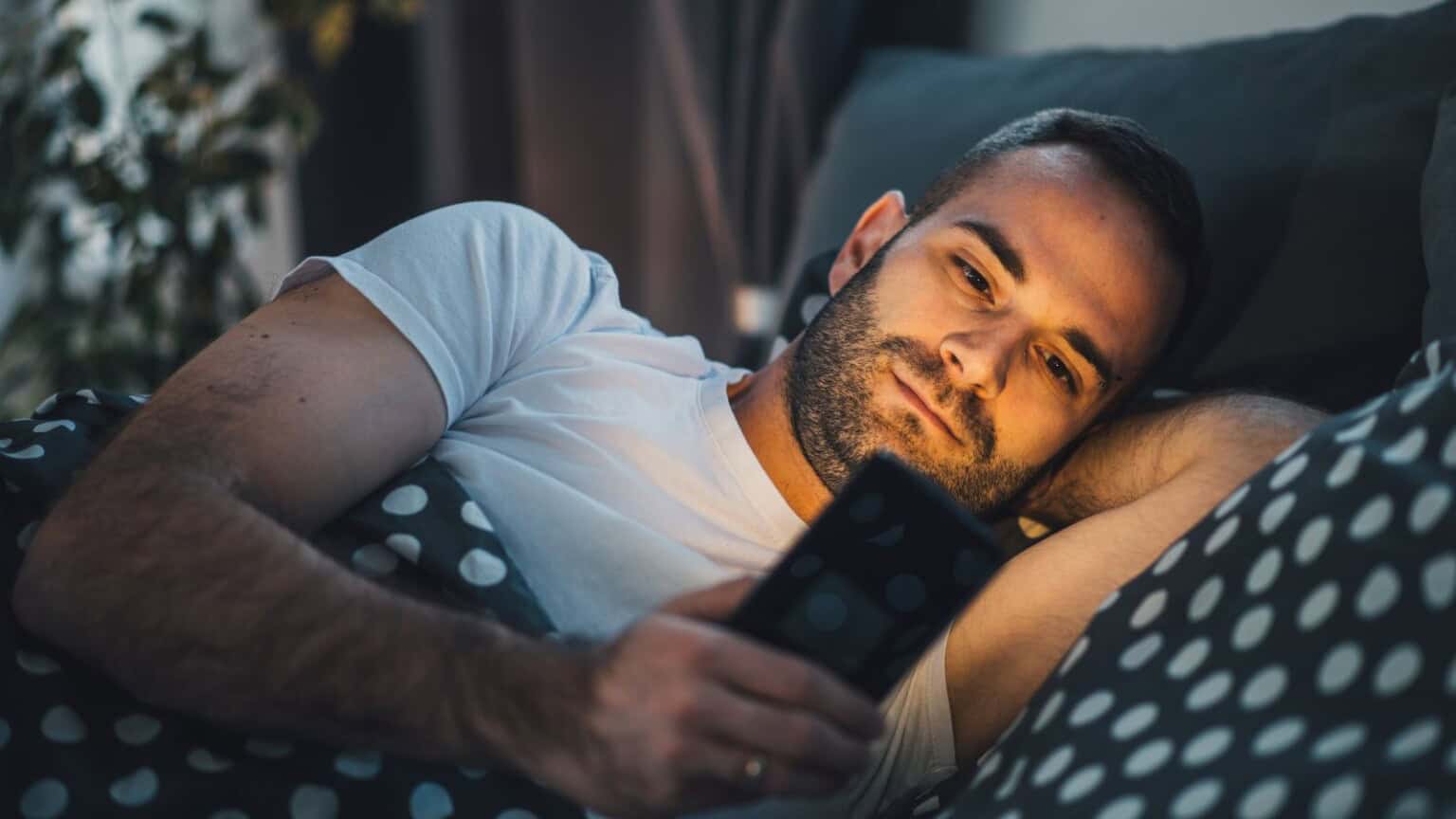 Ricaricare di notte lo SMARTPHONE, rischiate l'INCENDIO, è pericoloso