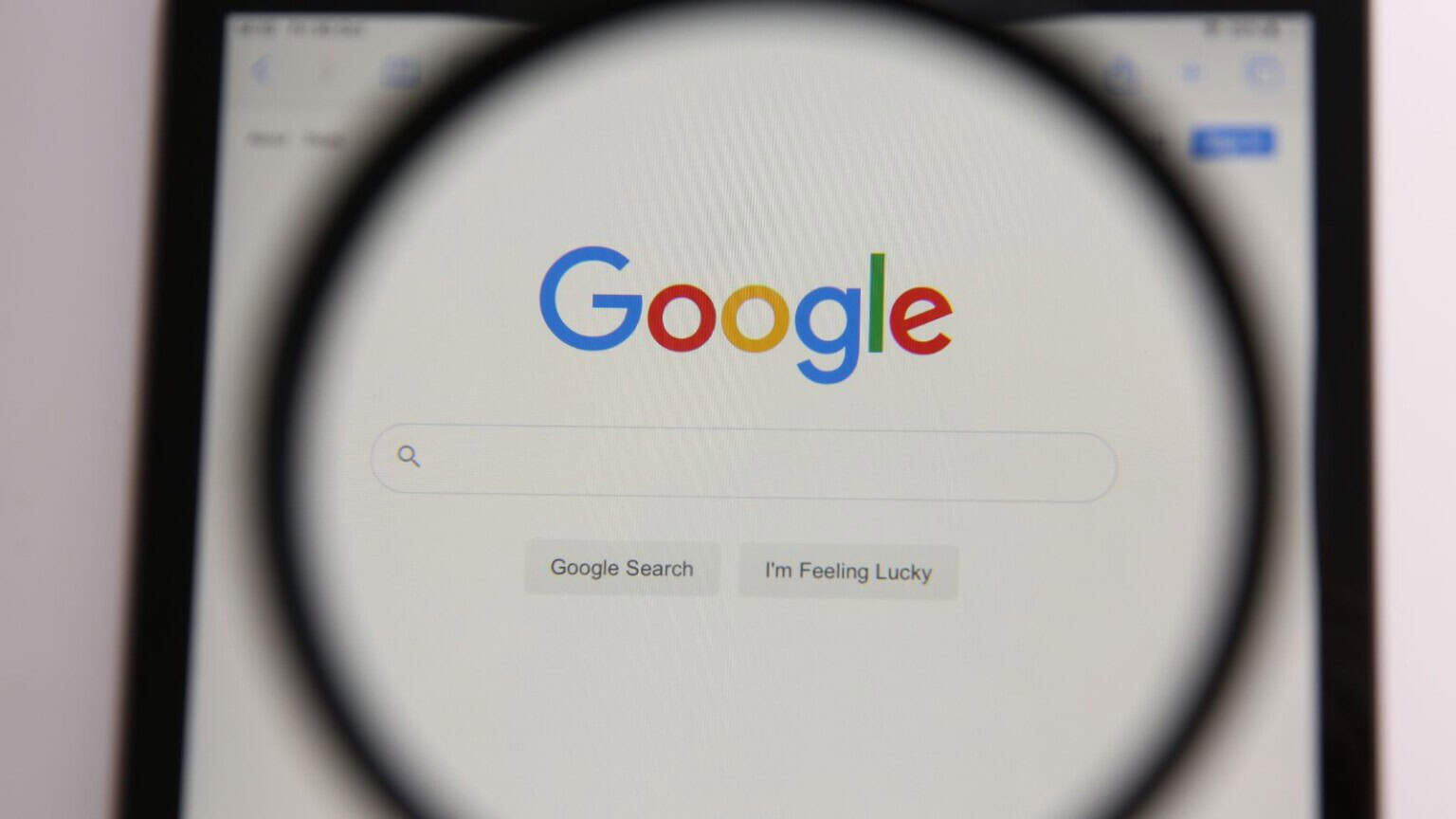 Google vi SPIA? potrebbe attivare il microfono a vostra insaputa