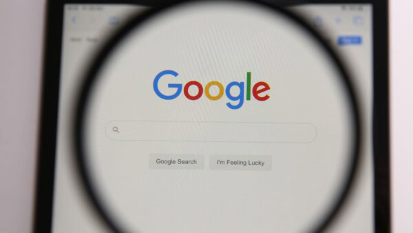 Google vi SPIA? potrebbe attivare il microfono a vostra insaputa