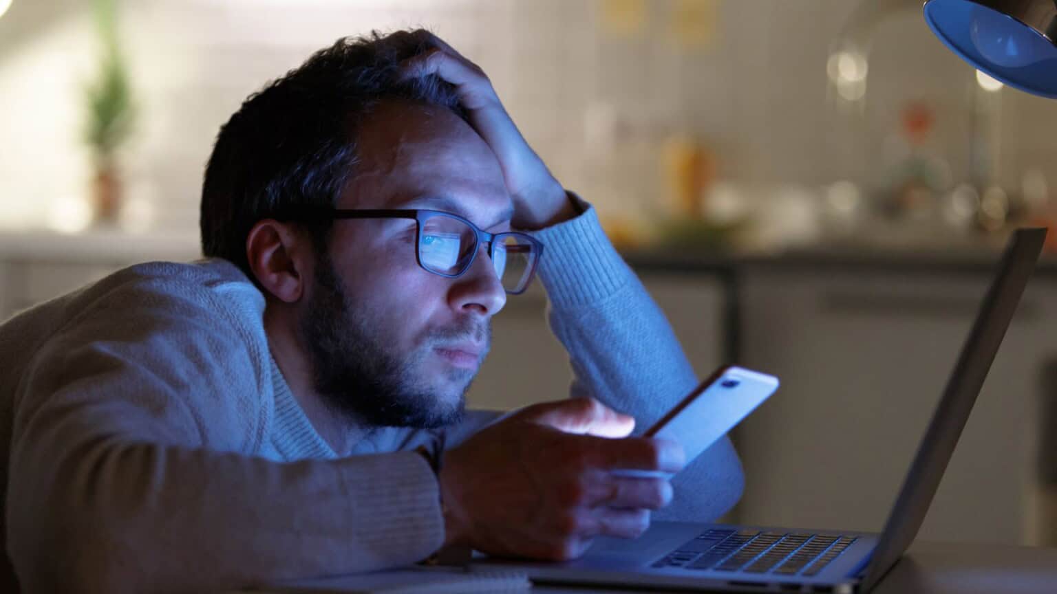 Smartphone, non caricatelo di NOTTE, potrebbe essere PERICOLOSO
