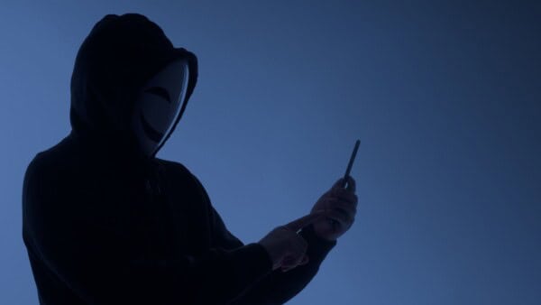 Smartphone SPIATO, ecco 5 trucchi per scoprire se stanno intercettando