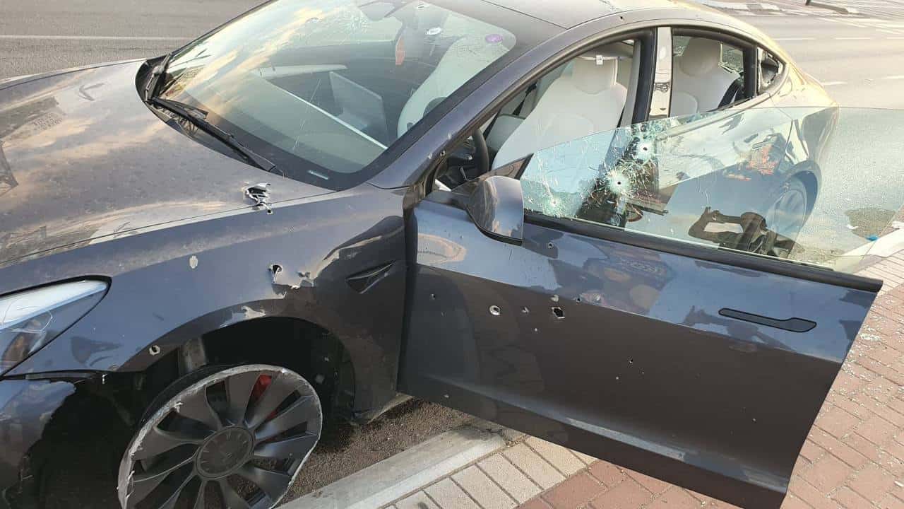 Tesla Model 3 è INDISTRUTTIBILE, riesce a salvare VITE nel conflitto in Israele