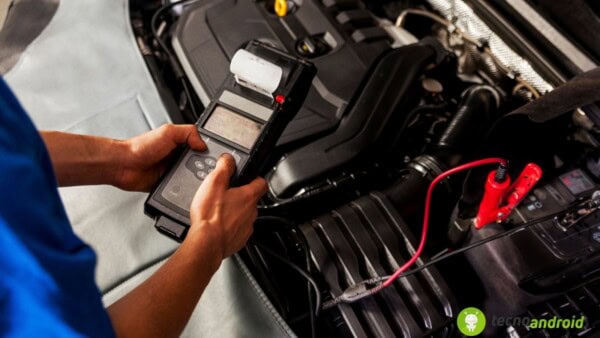 trucchi per la batteria dell'auto per risparmiare