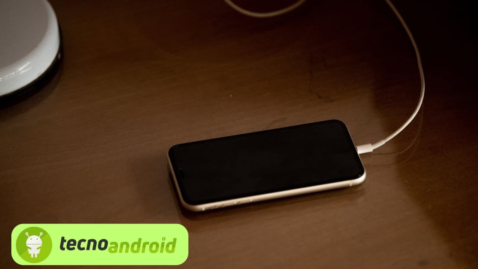 Ecco cosa rischi se lasci lo smartphone in carica tutta la notte