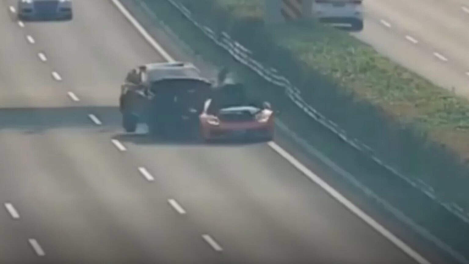 Lamborghini ferma in autostrada travolta da un SUV, il VIDEO