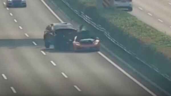 Lamborghini ferma in autostrada travolta da un SUV, il VIDEO