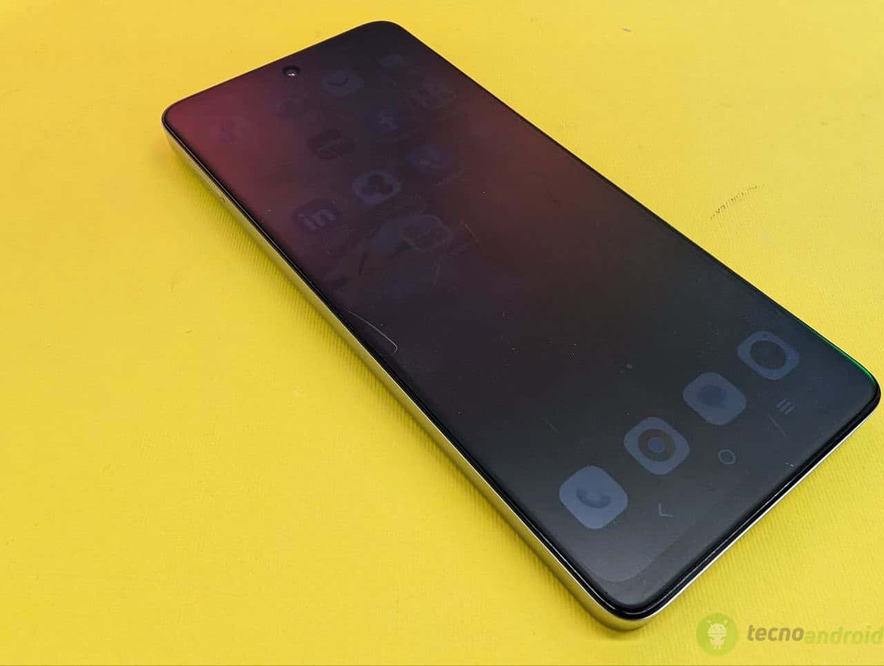 TCL 40 (11)